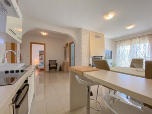 Fridge, cookware/dishes/utensils - für 6 Personen ca. 55 m² in Novigrad, Adriaküste Kroatien (Westküste von I by Interhome (Novigrad (Istra))