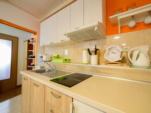 Fridge, microwave, cookware/dishes/utensils - mit Wasserblick by Interhome (Opatija)