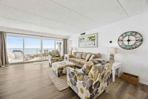 Beautiful Views, Brand New Flooring | 3 Bedroom Oceanfront