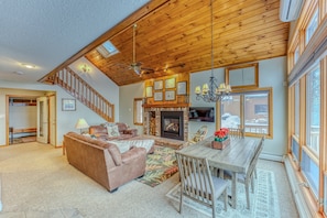 Smart TV, fireplace - W12 Updated Townhome w/ Epic Ski Views, A/C & On-Site Trails Near Mt. Washington Hotel (Bretton Woods)
