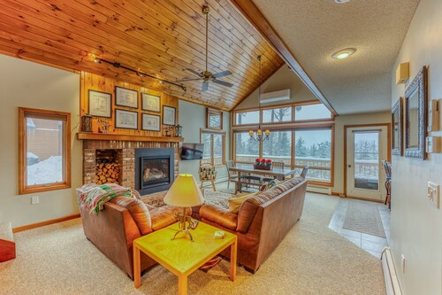 W12 Updated Townhome w/ Epic Ski Views, A/C & On-Site Trails Near Mt. Washington Hotel