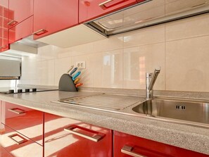 Refrigerador, microondas y utensilios de cocina 