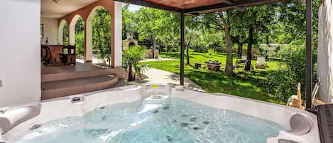 Outdoor spa tub