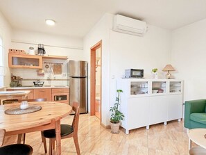 Fridge, microwave, dishwasher, cookware/dishes/utensils - Wohnung "Maria 2" mit Terrasse by Interhome (Novigrad (Istra))