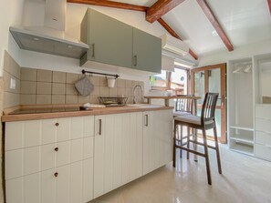 Fridge, microwave, cookware/dishes/utensils - Gemütliches Studioappartement Doris by Interhome (Novigrad (Istra))