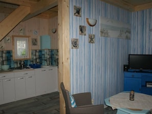 Jääkaappi, keittoastiat/astiat/ruokailuvälineet