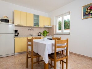Fridge, microwave, oven, cookware/dishes/utensils - Am Südhang gelegen mit Meerblick by Interhome (Brovinje)