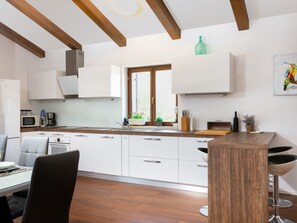 Fridge, microwave, oven, dishwasher - in Kavran mit Privatem Pool by Interhome (Divsici)