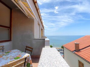 Outdoor dining - Wohnung "Meri" mit Blick auf das Wasser by Interhome (Novigrad (Istra))