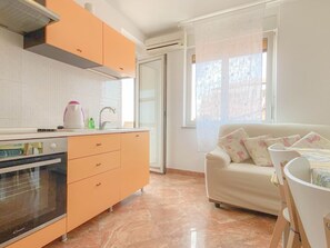 Living area - Wohnung "Meri" mit Blick auf das Wasser by Interhome (Novigrad (Istra))