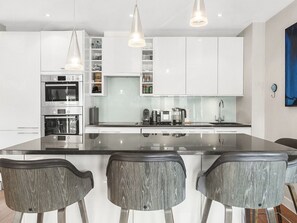Fridge, microwave, oven, dishwasher - Moderne und stilvolle Wohnung mit eigenem Bad in der Nähe von Notting Hill und by Interhome (London)