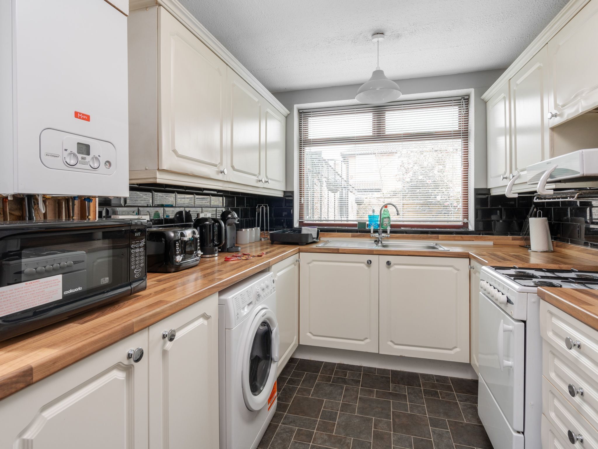 Geladeira, micro-ondas, fogão, talheres/pratos/utensílios de cozinha