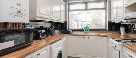 Geladeira, micro-ondas, fogão, talheres/pratos/utensílios de cozinha