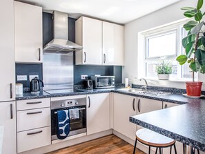 Fridge, microwave, oven, cookware/dishes/utensils - 1-Schlafzimmer-Wohnung, 3 Gäste mit Parkplatz und Wi-Fi by Interhome (Salford)