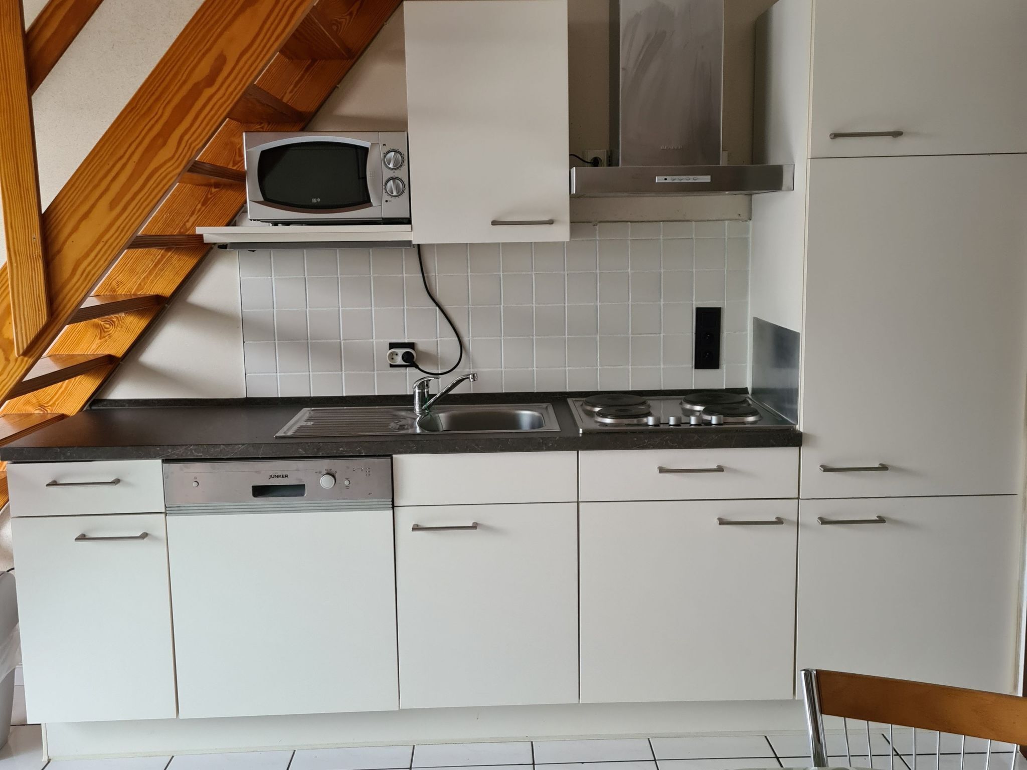 Kylskåp, mikrovågsugn, diskmaskin och grytor/köksredskap