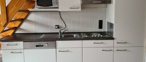 Kylskåp, mikrovågsugn, diskmaskin och grytor/köksredskap