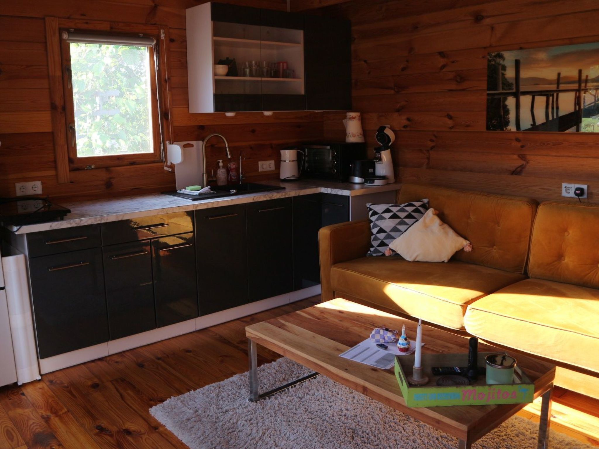 Réfrigérateur, four, batterie de cuisine, vaisselle et ustensiles