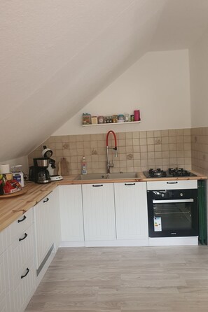 Kylskåp, ugn, diskmaskin och grytor/köksredskap