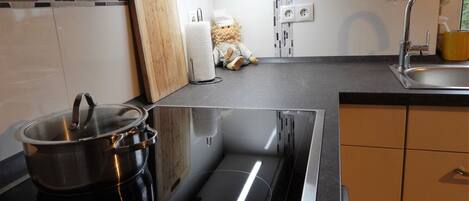 Kjøleskap, mikrobølgeovn, ovn og oppvaskmaskin