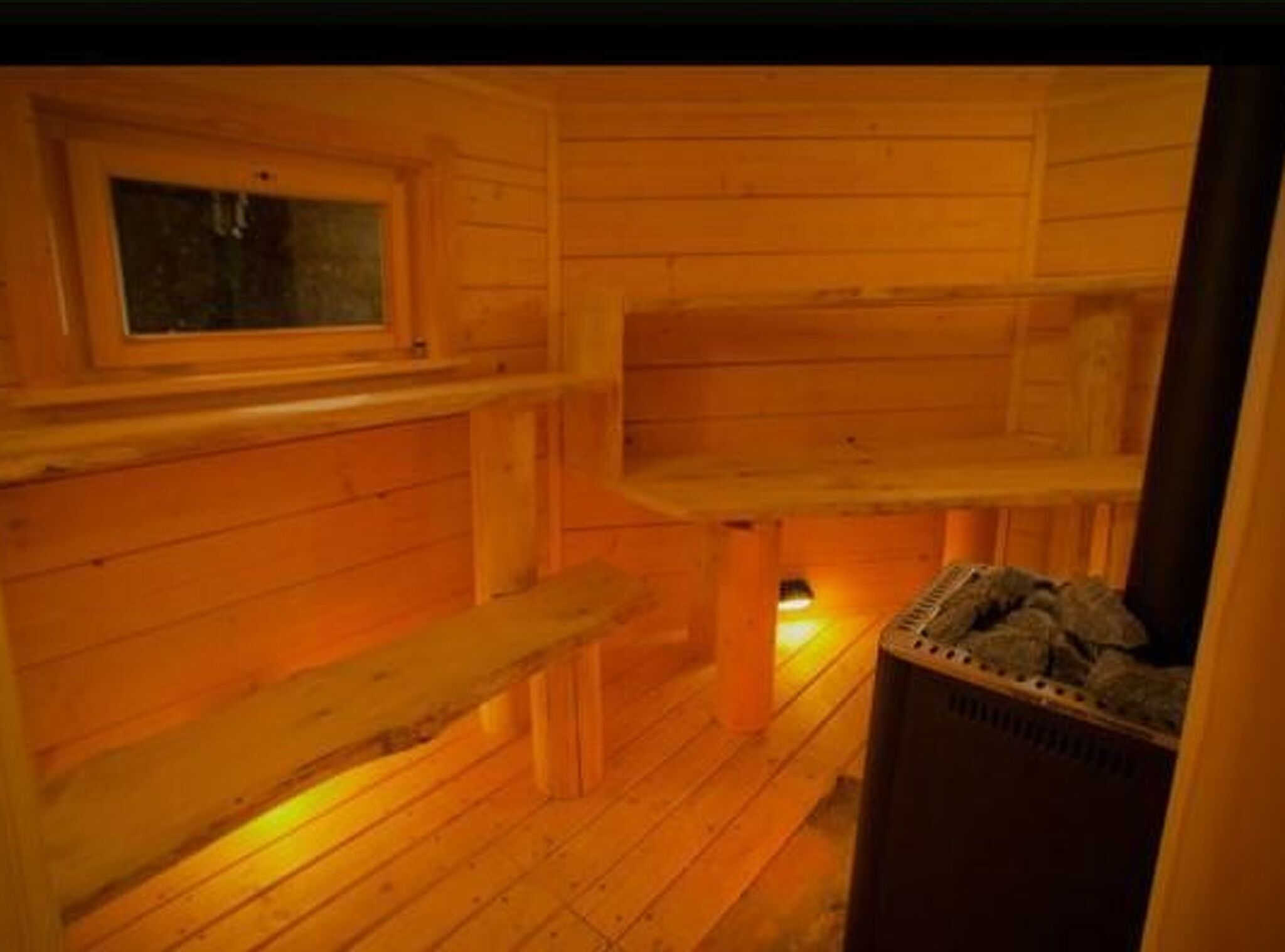 Een sauna met houten wanden en banken.