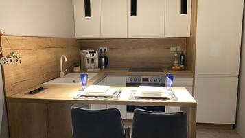 Kühlschrank, Ofen, Kochgeschirr/Geschirr/Besteck