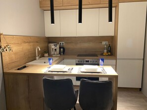 Réfrigérateur, four, batterie de cuisine, vaisselle et ustensiles