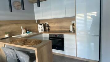 Kühlschrank, Ofen, Kochgeschirr/Geschirr/Besteck