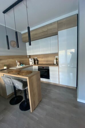 Réfrigérateur, four, batterie de cuisine, vaisselle et ustensiles