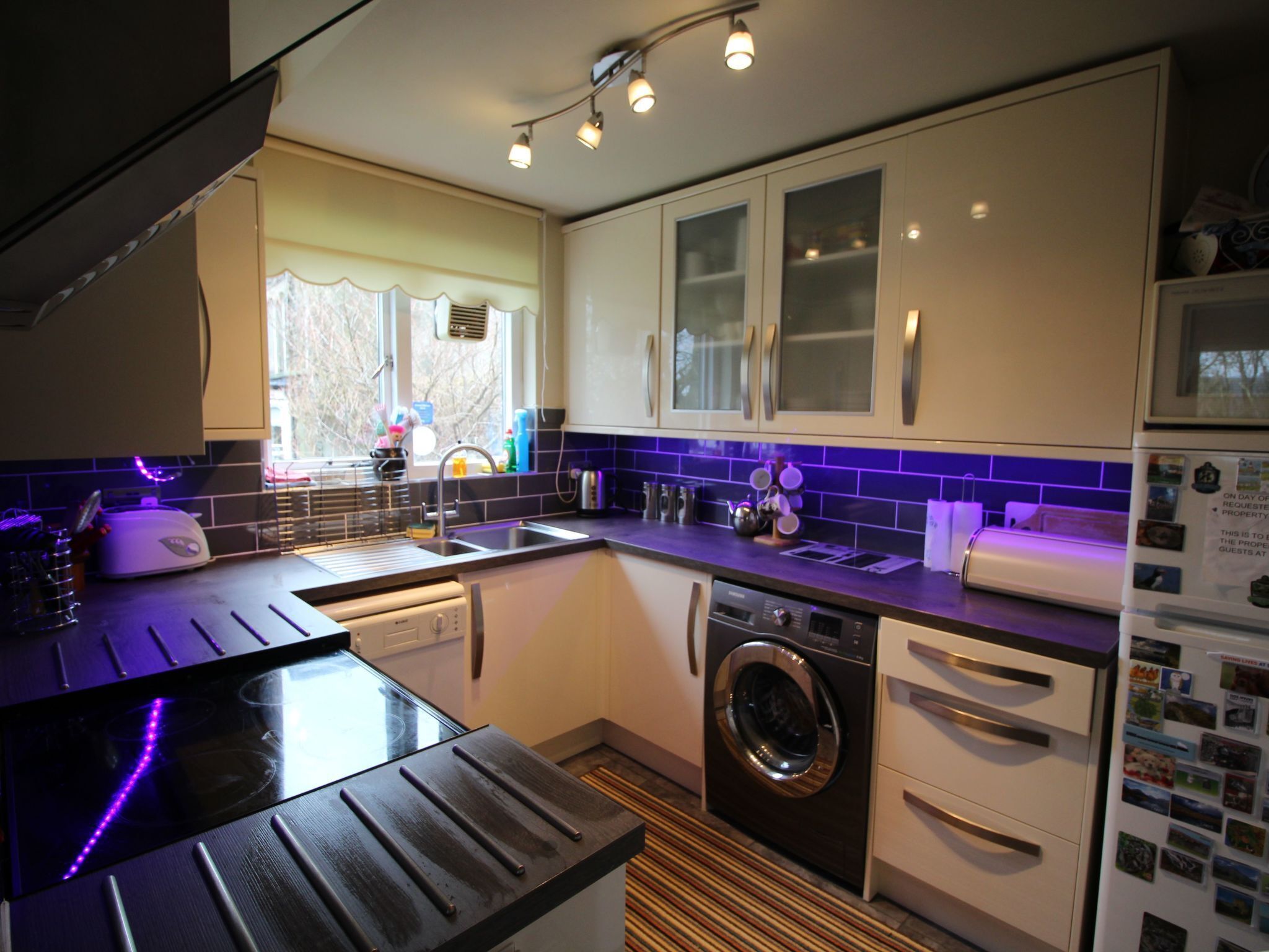 Jääkaappi, mikroaaltouuni, uuni, astianpesukone