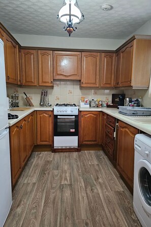 Refrigerador, microondas, horno y utensilios de cocina 