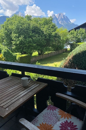 Outdoor dining - Wohnung Bergliebe in Garmisch-Partenkirchen by Interhome (Garmisch-Partenkirchen)