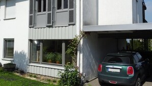 Ein zweistöckiges Haus mit Garage.