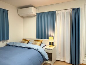 Villa estándar, balcón, vista a la ciudad | Escritorio, cortinas blackout y tabla de planchar con plancha