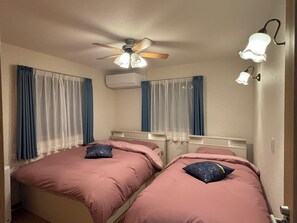 Villa estándar, balcón, vista a la ciudad | Escritorio, cortinas blackout y tabla de planchar con plancha