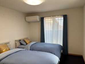 Villa estándar, balcón, vista a la ciudad | Escritorio, cortinas blackout y tabla de planchar con plancha