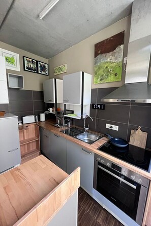 Kühlschrank, Ofen, Geschirrspüler, Kochgeschirr/Geschirr/Besteck