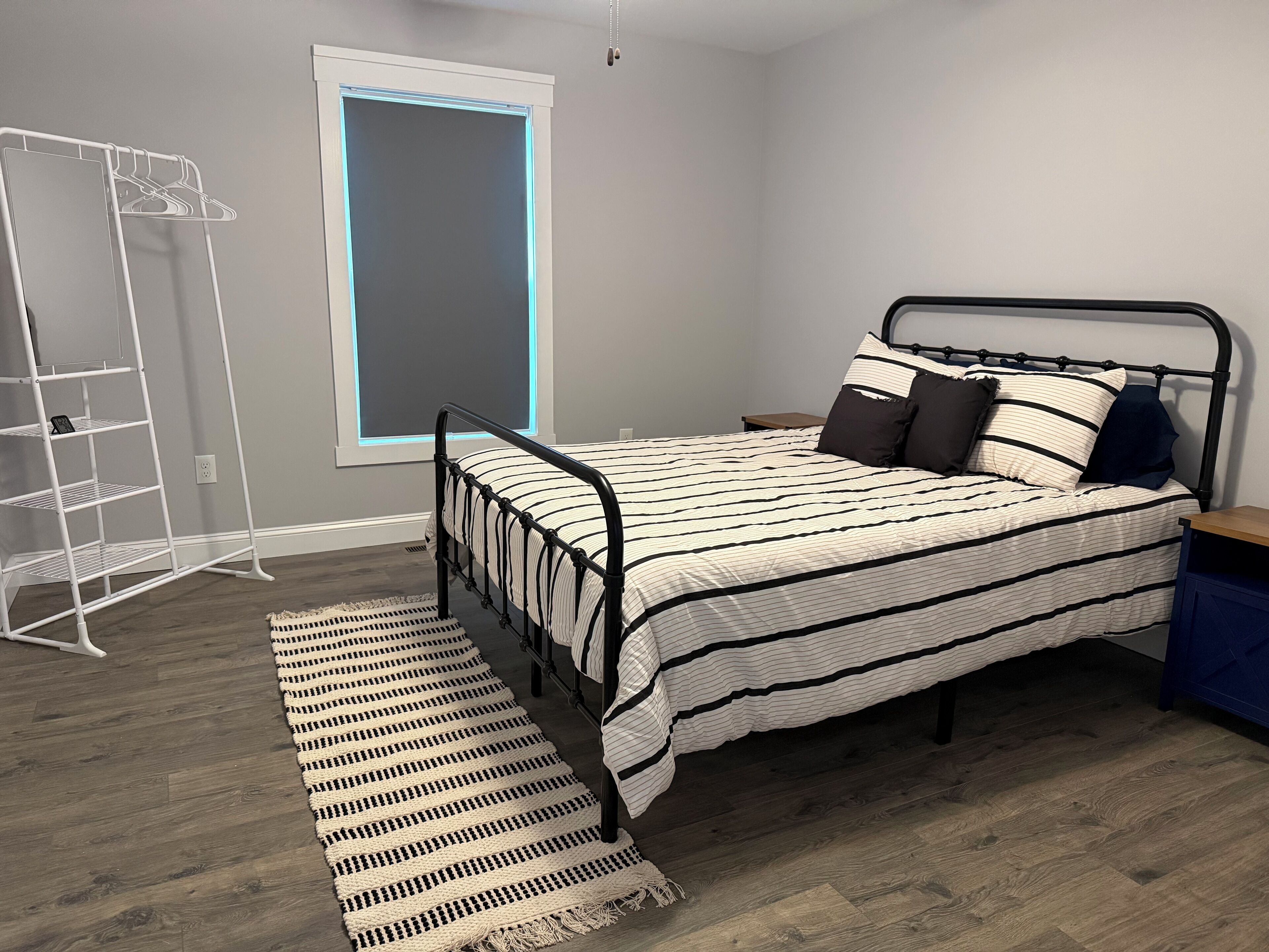 Tabla de planchar con plancha, wifi, ropa de cama