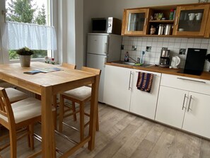 Fridge, microwave, dishwasher, cookware/dishes/utensils