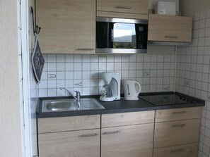Kylskåp, mikrovågsugn och grytor/köksredskap