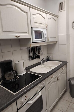 Fridge, microwave, oven, cookware/dishes/utensils