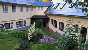 Un bâtiment doté d’une cour intérieure, où l’on voit un enfant qui marche.