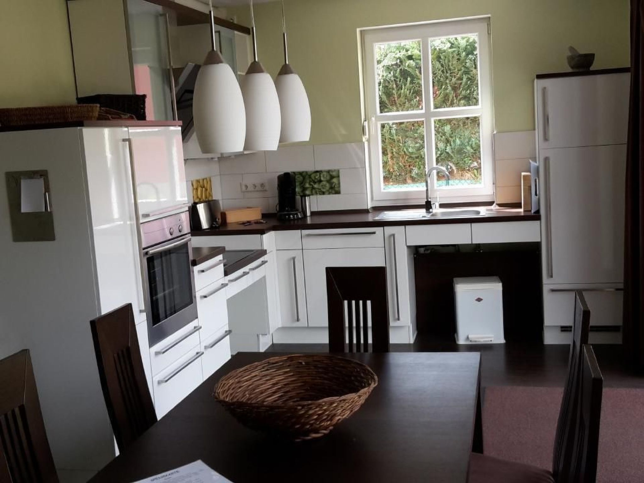 Frigorífico, microondas, horno y lavavajillas