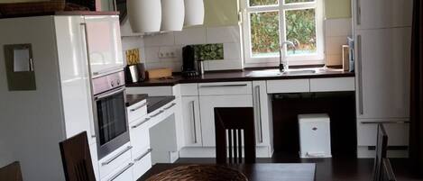 Frigorífico, microondas, horno y lavavajillas