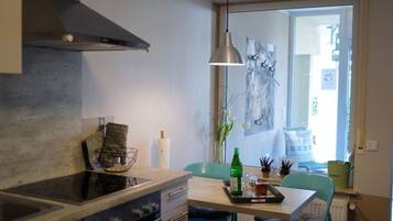 Kühlschrank, Mikrowelle, Ofen, Geschirrspüler