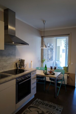 Kühlschrank, Mikrowelle, Ofen, Geschirrspüler