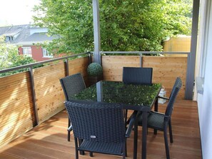 Outdoor dining - Schiefer Blick, Wohnung mit Terrasse und Balkon by Interhome (Pünderich)