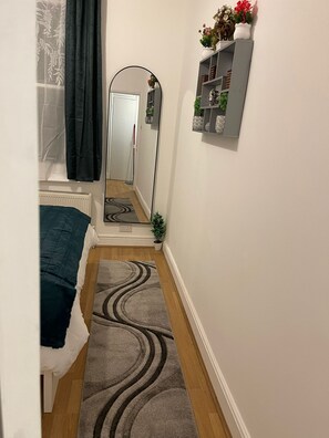 Iron/ironing board, WiFi, bed sheets - Central location, 10 mins away from London Winter Wonderland (London)