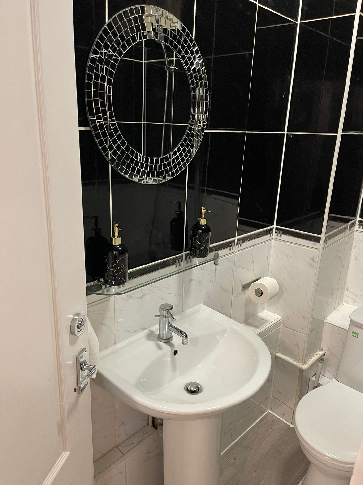 Haartrockner, Handtücher, Seife, Toilettenpapier