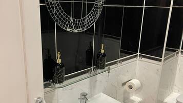 Haartrockner, Handtücher, Seife, Toilettenpapier