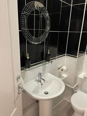 Haartrockner, Handtücher, Seife, Toilettenpapier